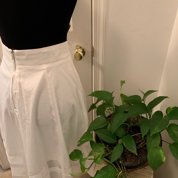 Feminine Amanda and Chelsea White Skirt size 8 - Picture 3 of 13